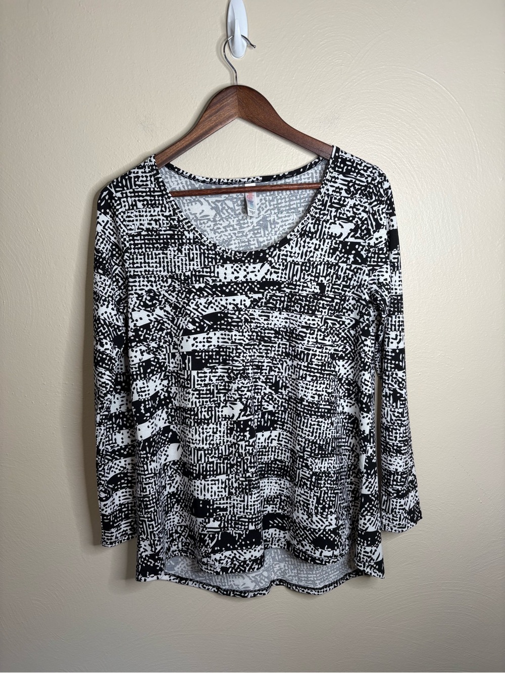 LuLaRoe Lynnae Black White Abstract Print 3/4 Sleeve Scoop Neck Top Medium